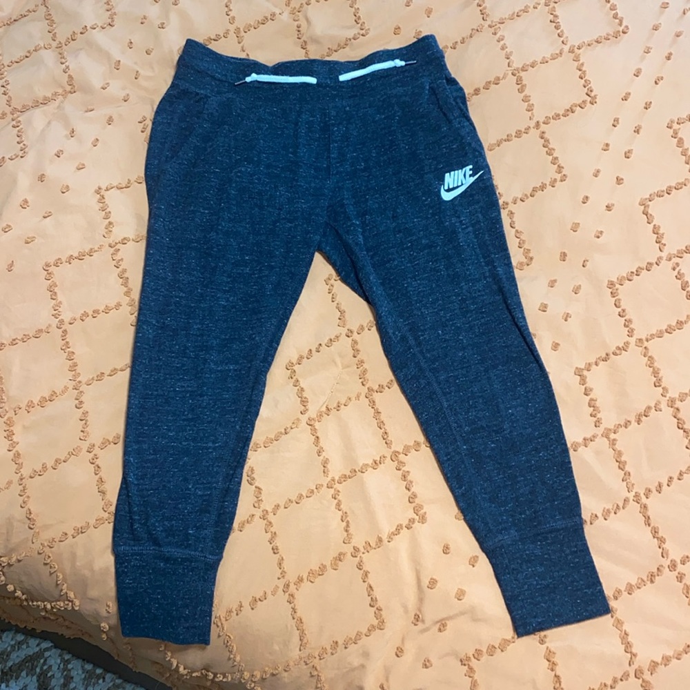 NIKE SMALL Women Capri/Ankle Joggers with side pockets